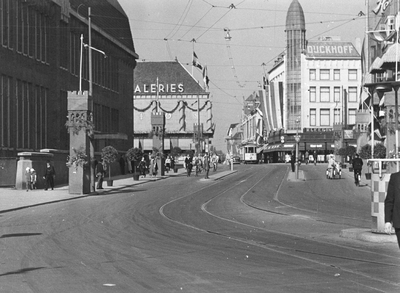 109527 Gezicht in de versierde Potterstraat te Utrecht, onderdeel van de festiviteiten bij het 60e lustrum (300-jarig ...